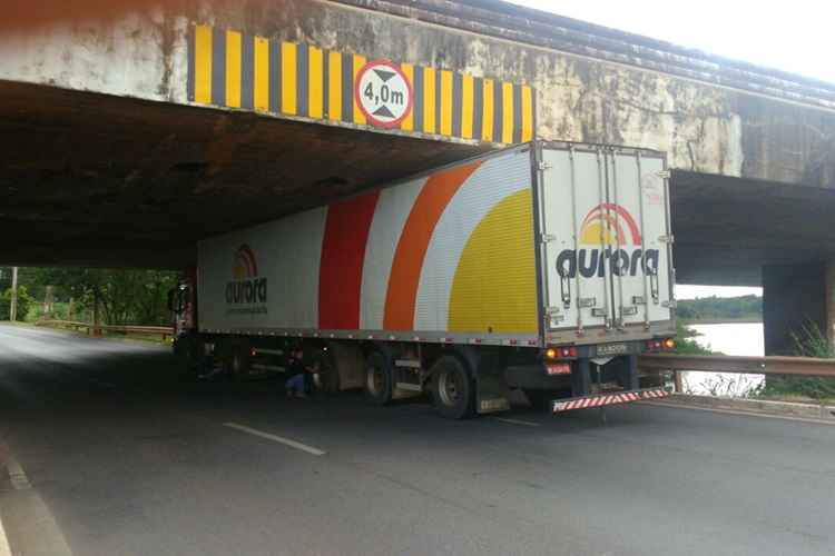 Segundo motorista o caminhão tem 4 metros de altura, o mesmo limite da ponte