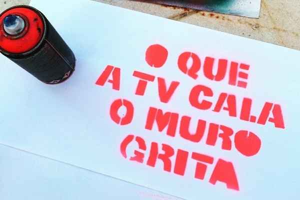 O Coletivo Transverso investiu em cartazes com frases de opinião