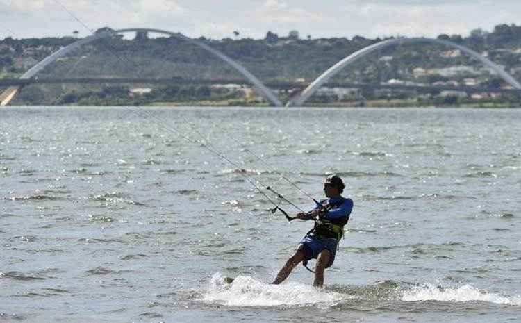 Carlos Augusto Batalhas é um dos pioneiros do esporte em Brasília e cuida da manutenção da orla do lago