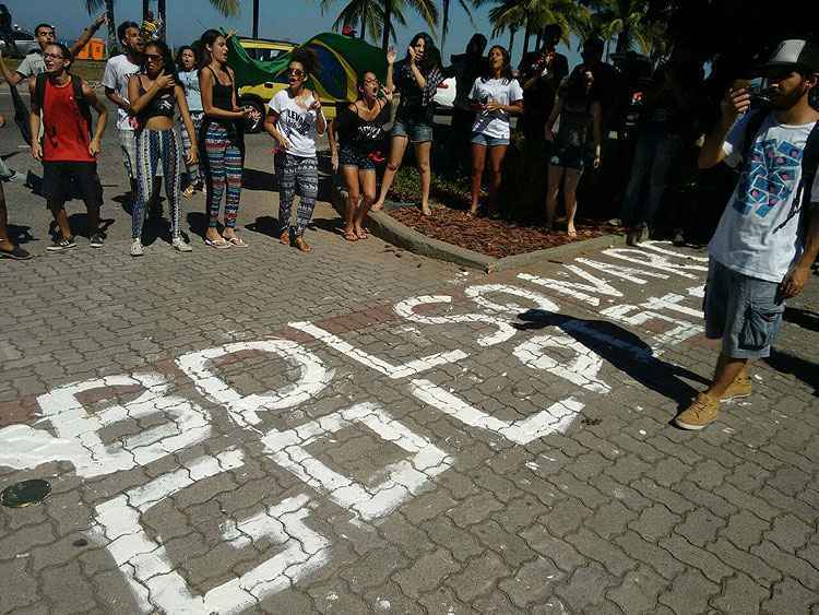 Os manifestantes criticaram o discurso do parlamentar na votação do impeachment, no último domingo, em que Bolsonaro homenageou o coronel Carlos Alberto Brilhante Ustra, reconhecido pela Justiça como torturador na ditadura militar.