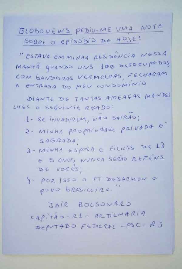 Os manifestantes criticaram o discurso do parlamentar na votação do impeachment, no último domingo, em que Bolsonaro homenageou o coronel Carlos Alberto Brilhante Ustra, reconhecido pela Justiça como torturador na ditadura militar.