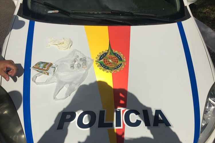 Passageiros jogaram a droga no ônibus após abordagem da Polícia Militar