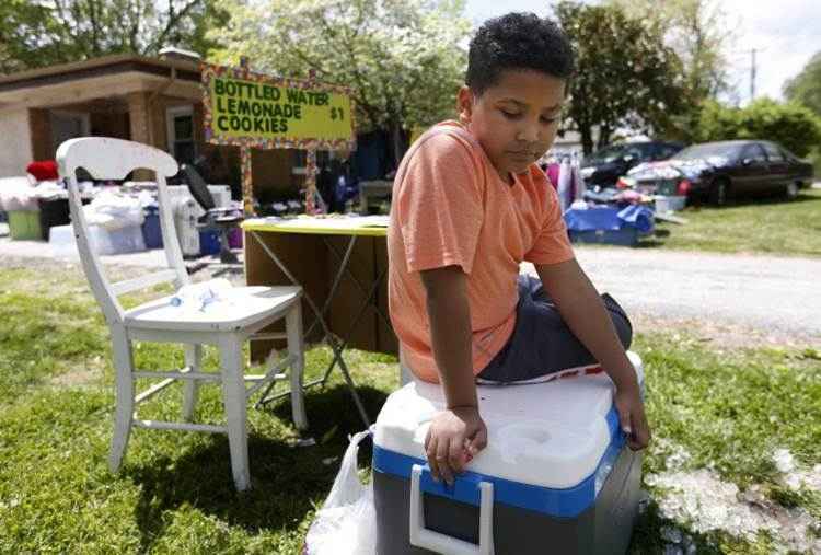 Menino de 9 anos arrecada quase US$ 2 mil vendendo limonada e doa