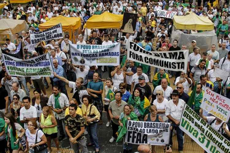 Marcha da Família com Deus pela Liberdade, em São Paulo. O ato realizado em 2014 foi uma reedição da marcha que ocorreu em 1964, apoiando a deposição do presidente João Goulart e a ditadura militar.