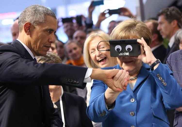 Angela Merkel olha através de dispositivo eletrônico, observada por Obama, em Hannover: chanceler alemã classifica luta contra EI de 