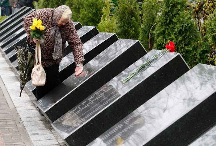 Os habitantes, como todos os anos, levaram flores e velas ao monumento das vítimas em Slavutich, uma cidade a 50 km da central, construída após a catástrofe para alojar seus empregados