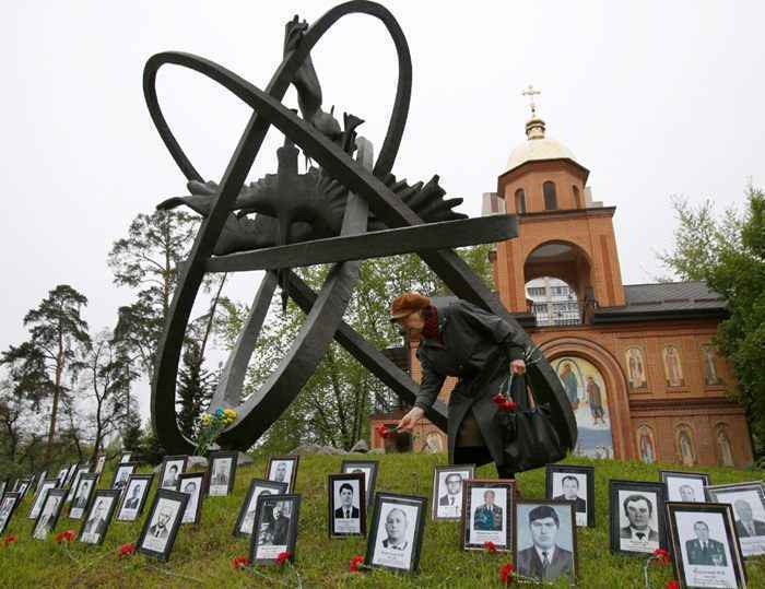 Os habitantes, como todos os anos, levaram flores e velas ao monumento das vítimas em Slavutich, uma cidade a 50 km da central, construída após a catástrofe para alojar seus empregados