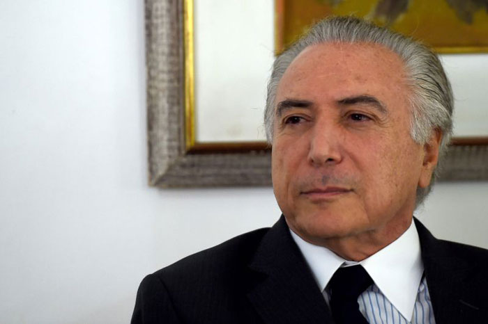 Com Dilma e Temer em lados opostos, petistas e aliados da presidente defendem que não seja formada uma equipe de transição, assim que o Senado aprovar a admissibilidade do processo de impeachment