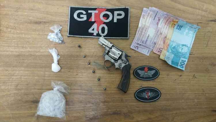 Com os bandidos, foram encontrados uma porção de cocaína, pedras de crack e um revólver .32 com seis munições