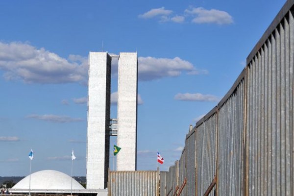 Grades de proteção começam a ser recolocadas na área central da Esplanada dos Ministérios