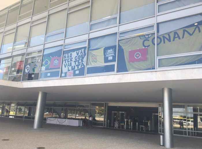 Os manifestantes colocaram bandeiras contrárias ao impeachment nas vidraças. Os banheiros estão interditados