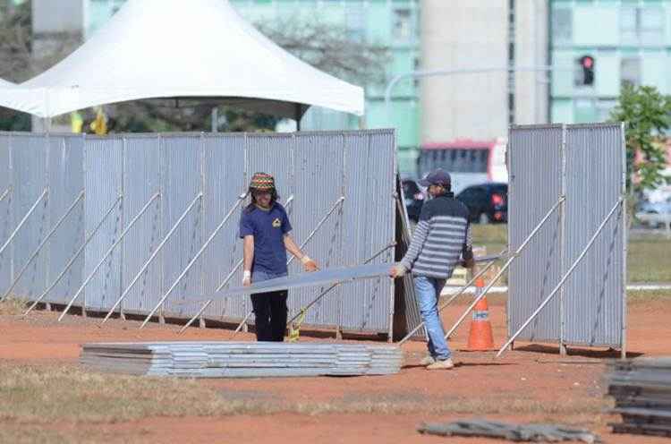 Montagem das grades começou no domingo 
e deve terminar até o fim do dia de hoje