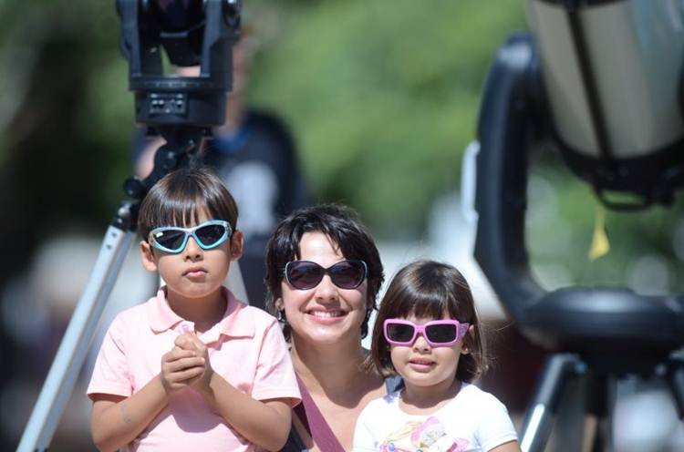 Renata levou os filhos, Ângelo e Maria Valentina, para ver o fenômeno