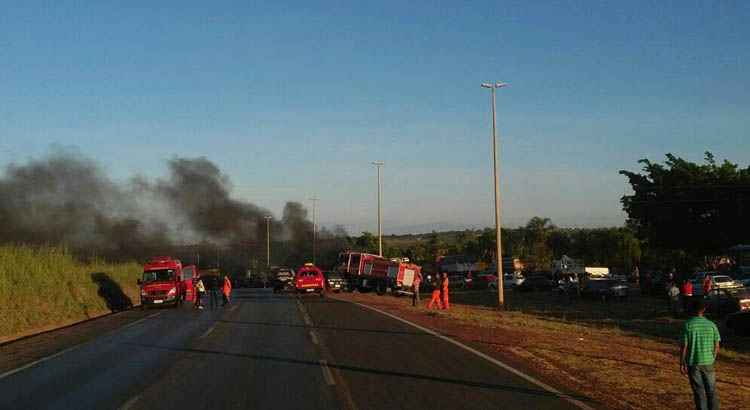 BR-070: fogo, fumaça e trânsito parado