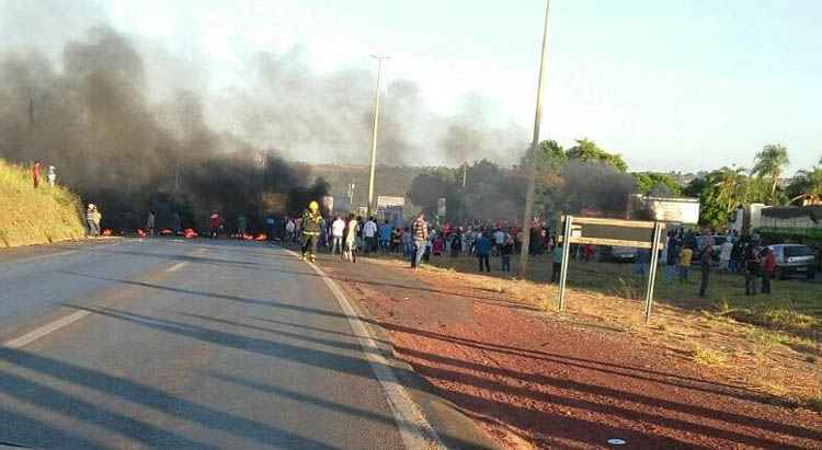 De acordo com a PRF, um grupo de cerca de 200 pessoas bloqueia a BR-070, na altura de Águas Lindas