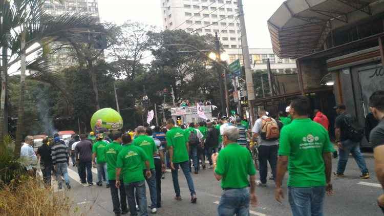 Três faixas da esquerda da 23 de Maio, sentido Aeroporto de Congonhas, foram interditadas com a barricada feita pelos taxista