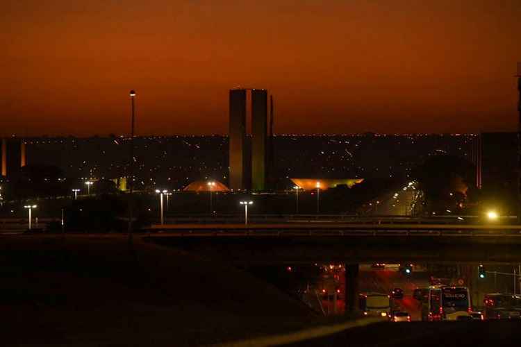 De acordo com o meteorologista Mamedes Luiz Melo, na madrugada, a média de temperatura do Distrito Federal foi de 11°C. No Plano Piloto, a temperatura foi de 14°C