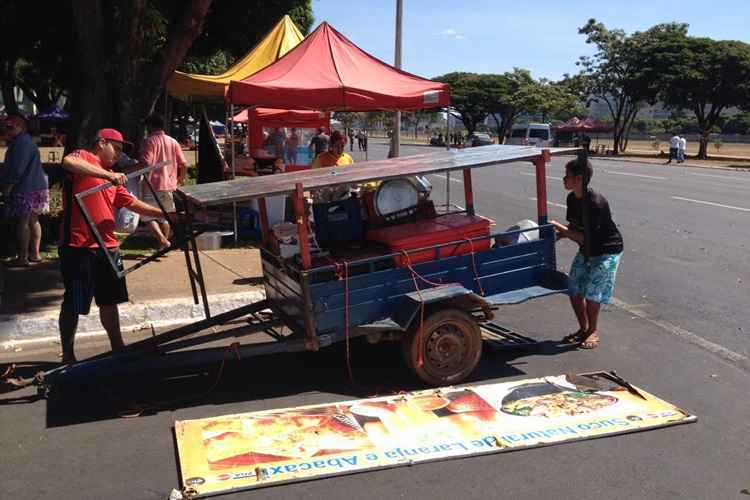 Ambulantes ficaram revoltados com a decisão. Eles reclamaram que a Agefis esperou que montassem as barracas antes de proibir a permanência no local