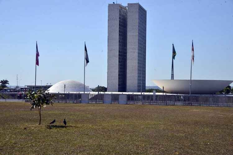 De acordo com o sargento V.Gomes da Polícia Militar do Distrito Federal, menos de 100 pessoas circulam no momento no loca