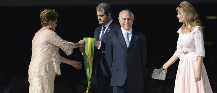 Vice-presidente Michel Temer assume as funções de presidente da República