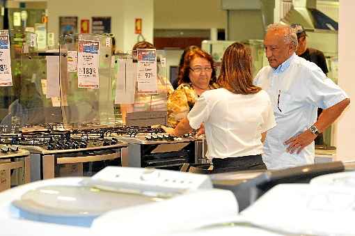 Nas lojas, negócios fracos refletem o mercado de trabalho deteriorado e a baixa atividade econômica do país