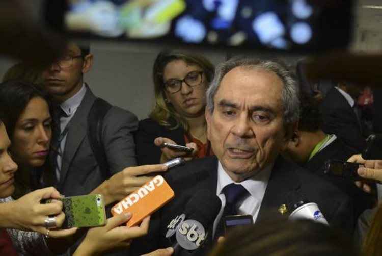 O senador Raimundo Lira dá entrevista após votação na Comissão Especial do Impeachment