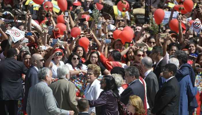 Eles cantam o hino nacional e gritam em frente ao Palácio: 