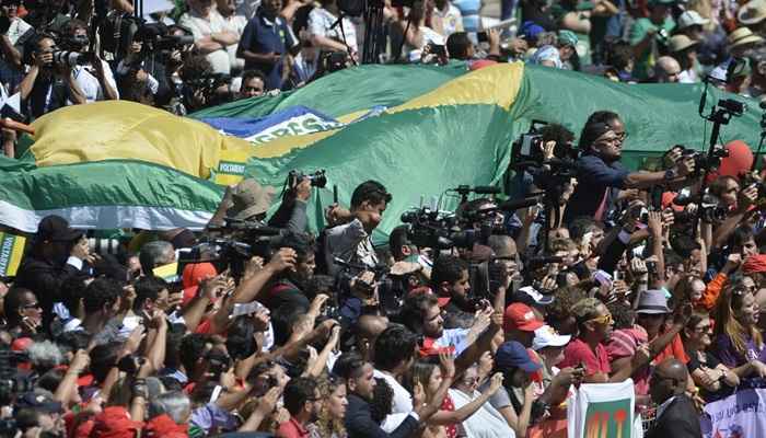 Eles cantam o hino nacional e gritam em frente ao Palácio: 