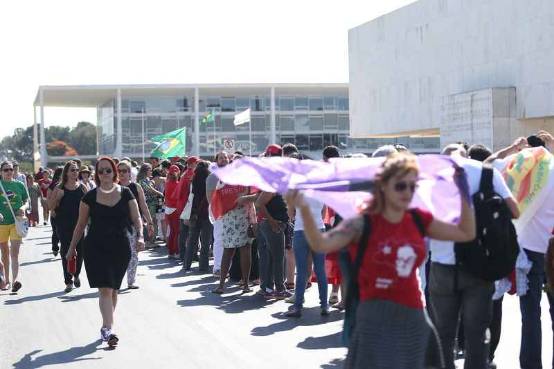 Sob sol forte, manifestantes pedem água e gritam frases contra a imprensa e contra Temer