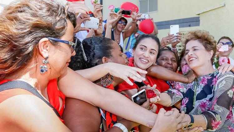 Presidenta Dilma Rousseff  na cerimônia de entrega de unidades habitacionais em Salvador (BA) e entregas simultâneas em São Carlos (SP), Pirassununga (SP), Caucaia (CE) e Santa Maria (RS)