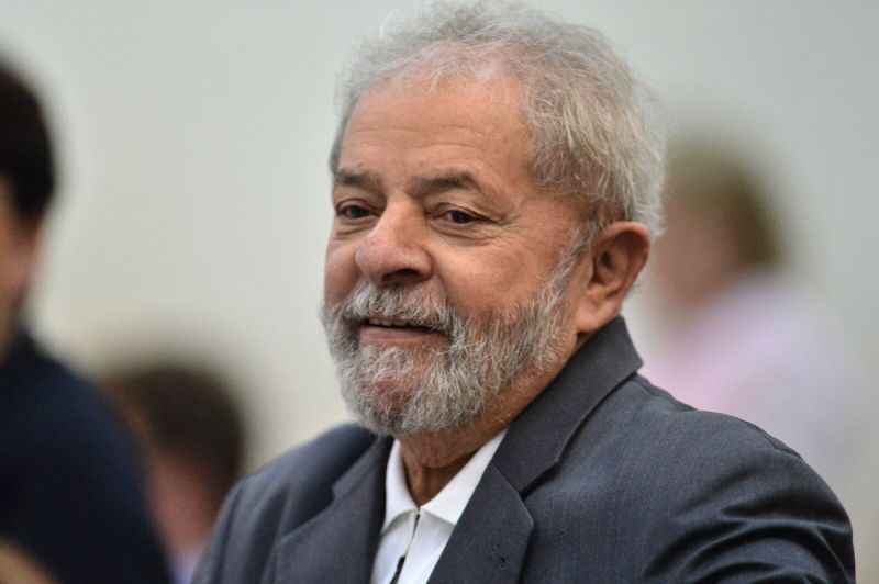 O ex-ministro, o presidente do PT, Rui Falcão, e Lula estavam no Palácio do Planalto para acompanhar a saída de Dilma