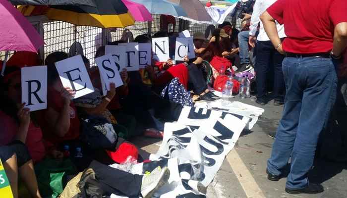 O protesto começou pouco depois da presidente discursar para o público de cerca de 3000 pessoas que a saudaram após a decisão do Senado em aprovar a admissibilidade do processo de impeachment