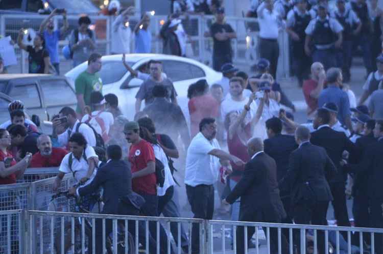 Enquanto o presidente interino discursava no Palácio do Planalto, um grupo de apoiadores de Dilma Rousseff tentou subir a rampa do prédio