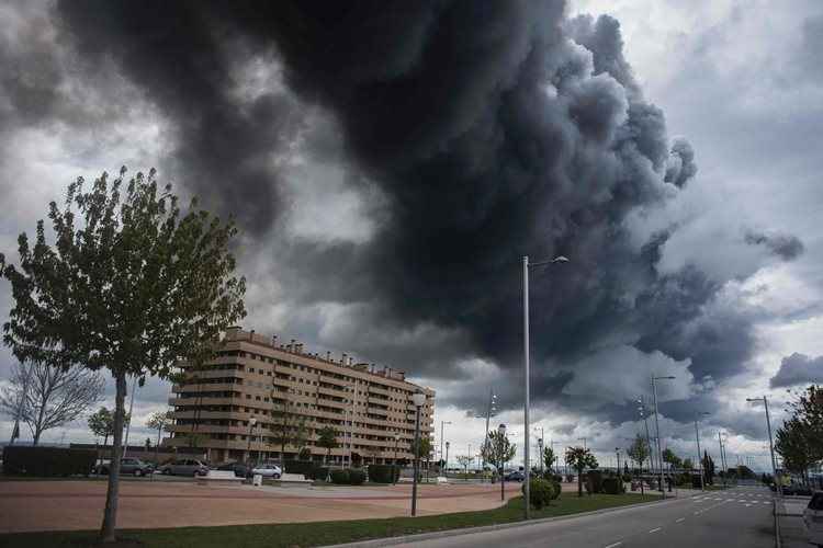 Incêndio no maior lixão de pneus da Espanha provoca nuvem tóxica