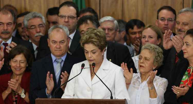 Presidente Dilma durante pronunciamento apos assinar o seu impeachment, com todos os seus ministros, parlamentares e assessores.