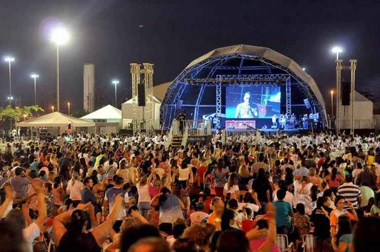 O primeiro dia da tradicional festa católica reuniu 400 mil fieis no Taguaparque, em Taguatinga. O evento, mais uma vez, foi encabeçado e apresentado pelo padre Moacir Anastácio