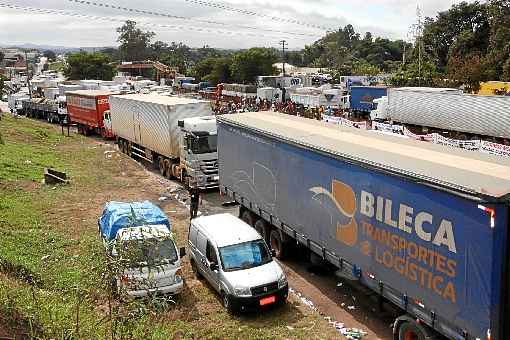 Trecho da BR-381, em Minas: promessas de campanha da Dilma, como duplicações das rodovias, herdadas por Temer