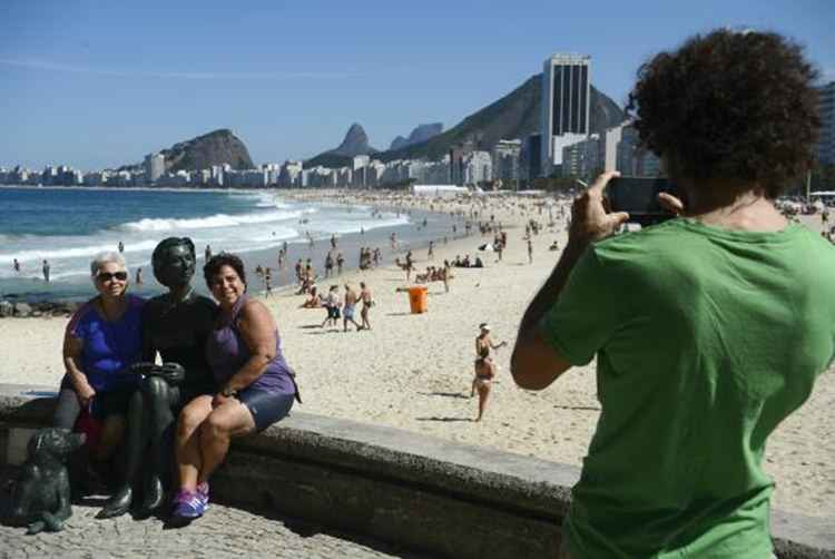 Estátua foi inaugurada neste sábado (14) no Leme, zona Sul do Rio, onde a escritora morou por 12 anos