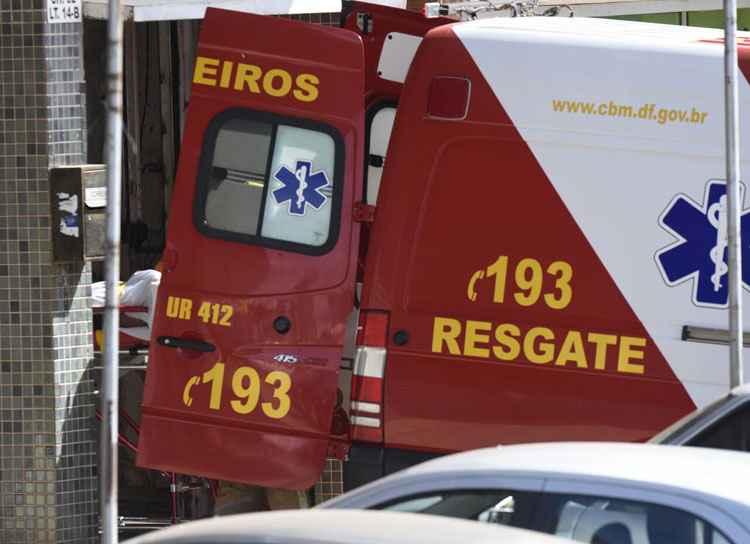 Mulher feita refém em casa pelo marido é resgatada de rapel por PMs