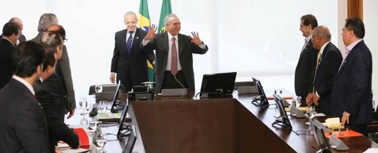 Temer cria grupo que debaterá, por 30 dias, sugestões para conter o rombo do INSS. Há resistência entre sindicalistas quanto a limites para benefícios