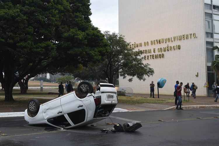 O acidente ocorreu em frente ao Ministério do Desenvolvimento, Indústria e Comércio Exterior.