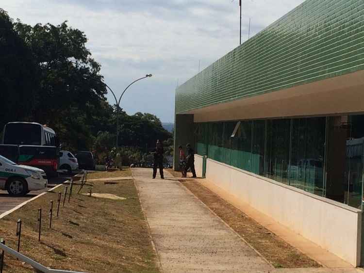 Policiais da Delegacia da Criança e do Adolescente (DCA) e da 6ª Delegacia de Polícia (Paranoá) cumpriram 17 mandados de busca e apreensão no Paranoá, Itapoã e na área conhecida como Fazendinha, um bairro da região. Eles são suspeitos, também, de furtos, tráfico de drogas e receptação