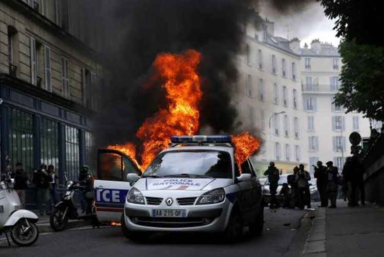 Carro policial é incendiado durante uma manifestação em Paris