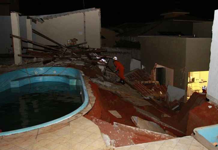 Uma tubulação da piscina se rompeu fazendo com que mais água descesse no solo já encharcado