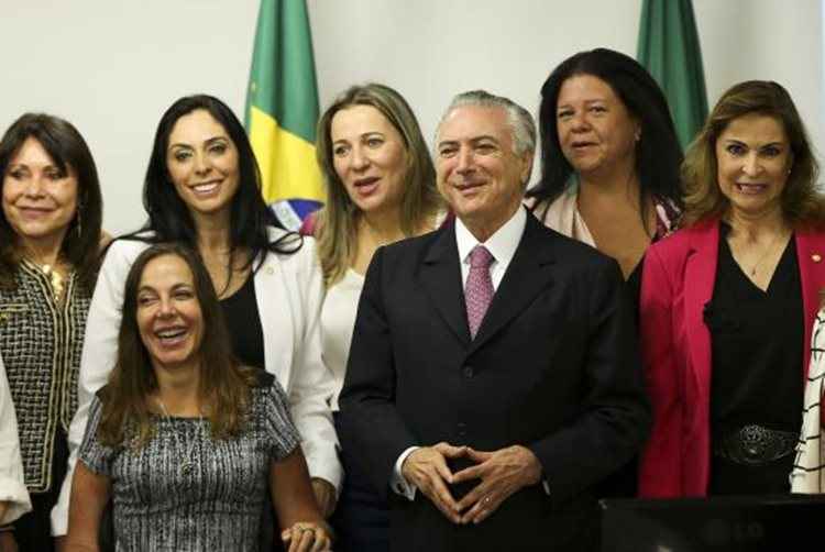 Brasília - O presidente interino Michel Temer com deputadas da bancada feminina da Câmara dos Deputados Marcelo Camargo/Agência Brasil