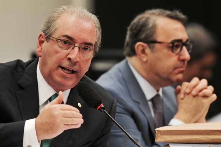 A estratégia de Eduardo Cunha é negar que ele tenha qualquer relação com as diversas contas decobertas no exterior e atribuídas a ele