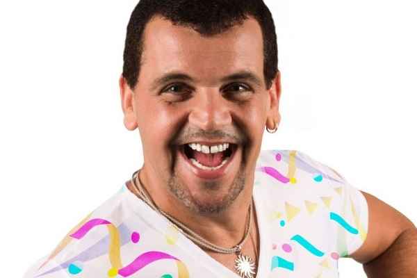 Cantor oficial do galo da Madrugada, Gustavo Travassos faz show no Clube do Choro