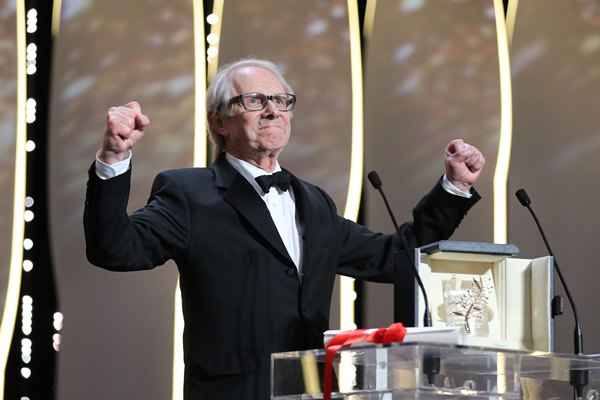 Diretor Ken Loach recebe a Palma de Ouro em Cannes