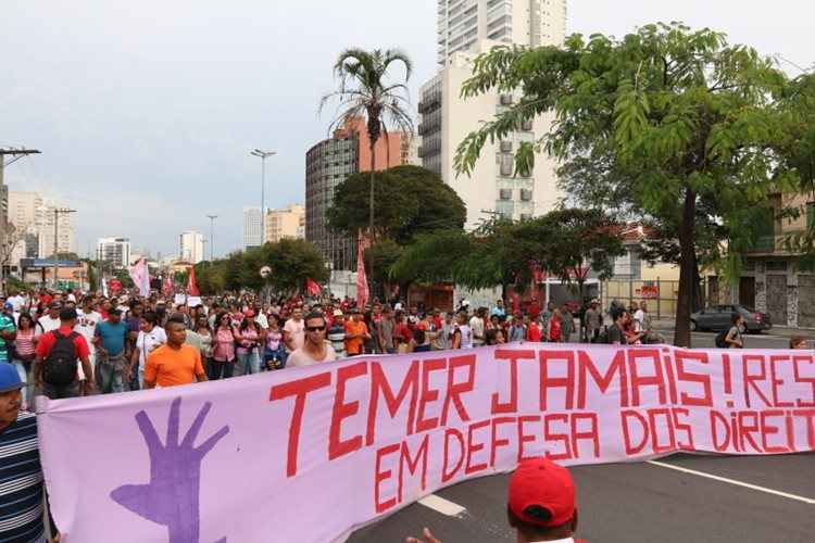 Eles protestavam contra a decisão do governo de suspender novas contratações do programa 