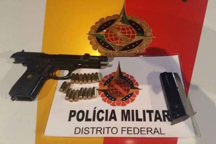 Foi encontrado na cintura de um dos homens a pistola com 16 munições intactas